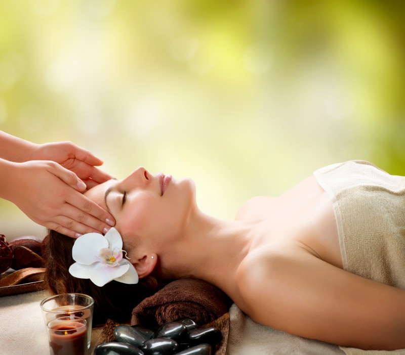 thai-2-modelages-du-monde-domicile-prestations-massages-modelages-corporels-bien-être-reflexologie-table-de-massage-fouesnant-benodet-om-relax-balinais-thailandais