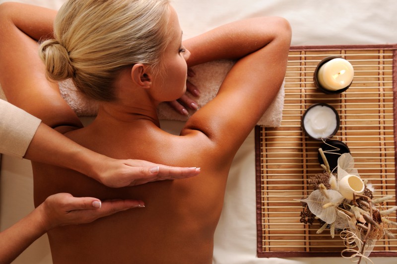 thai-2-modelages-du-monde-domicile-prestations-massages-modelages-corporels-bien-être-reflexologie-table-de-massage-fouesnant-benodet-om-relax-balinais-thailandais