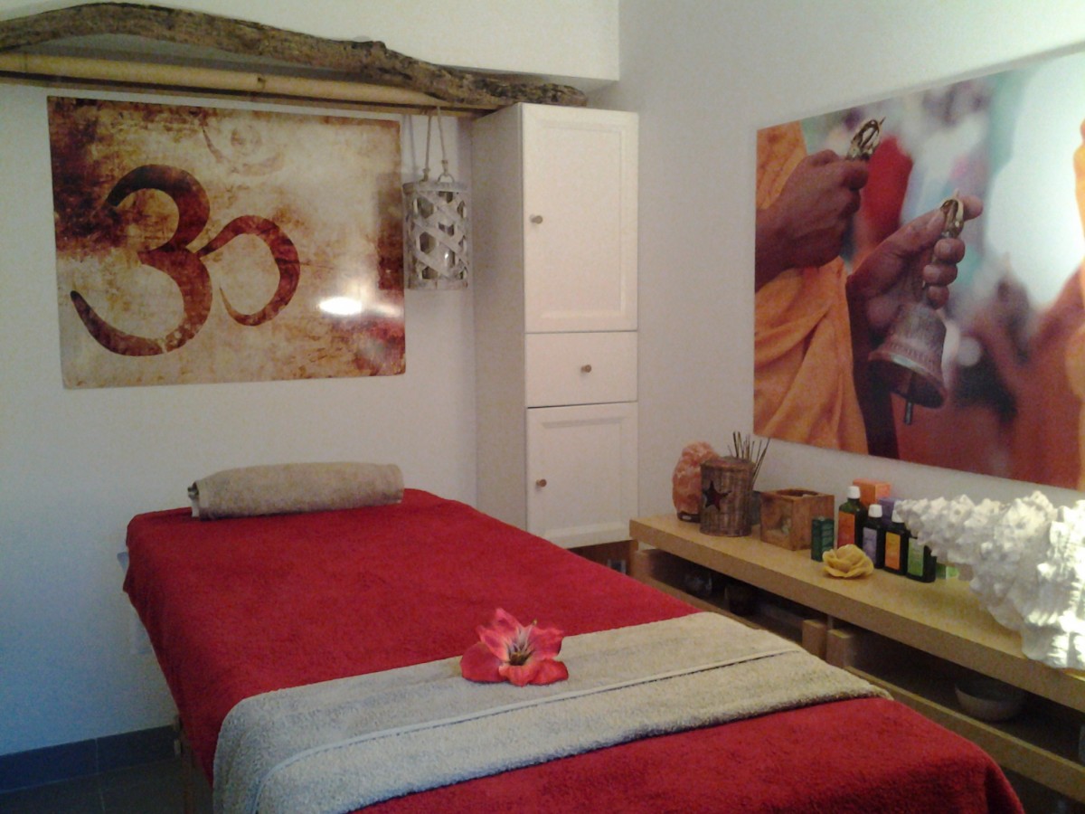 massage-huile-weleda-table-massage-relaxant-reflexologie-plantaire-ayurvedique-amincissant-om-relax-institut-combrit-sainte-marine-relaxant-pierres-chaudes-pont-l'abbé-pont-labbe-penmarch